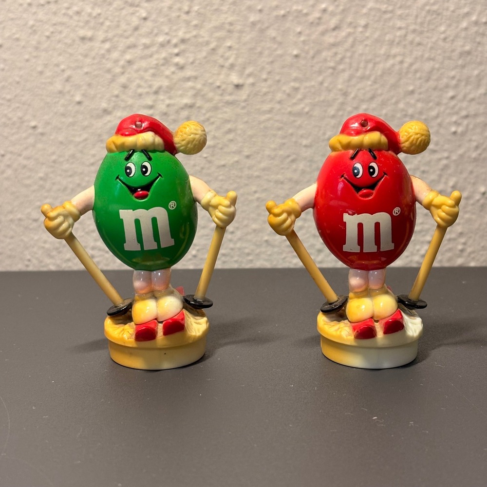 M&M's Salt & Pepper Shakers Unisex OS Red Green Good Vintage 1991 Skiing